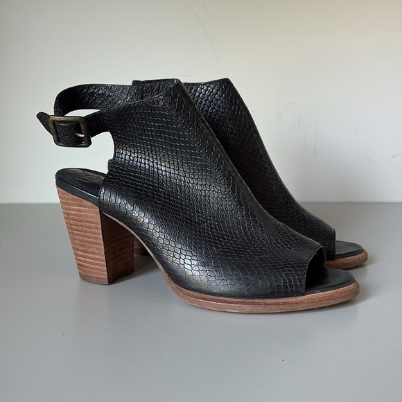 UGG Women's Audrey Exotic Black Leather Pump Size 8 - Picture 1 of 12